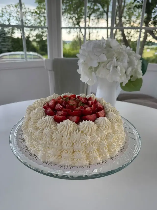 Gräddtårta med färska jordgubbar