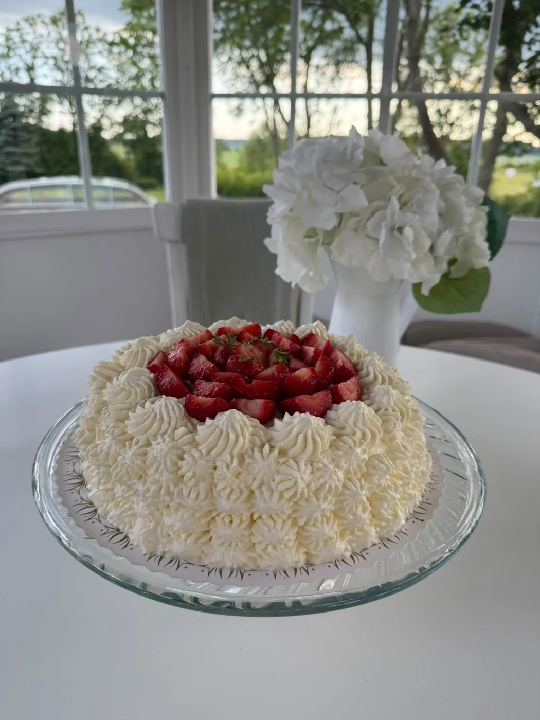Gräddtårta med färska jordgubbar